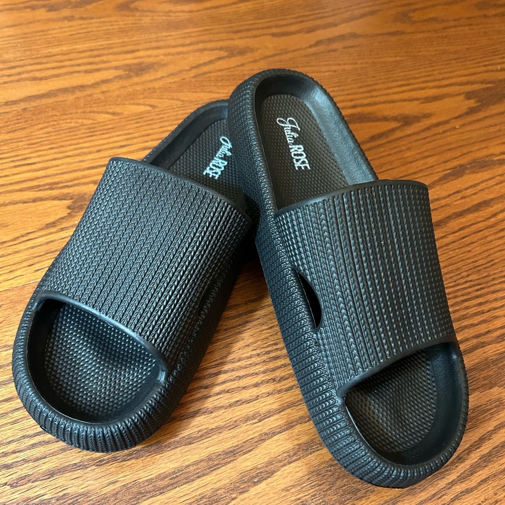 Julia Rose Cloud Slides. Size 40-41.